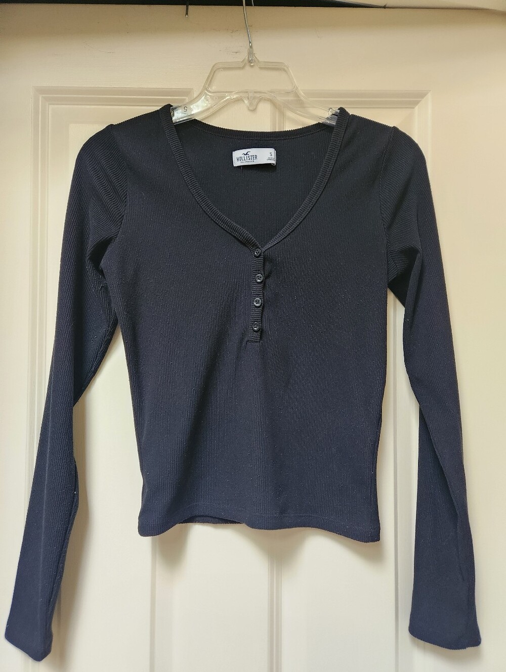 Hollister Women's Long-Sleeve Ribbed Crop Henley Top - Black